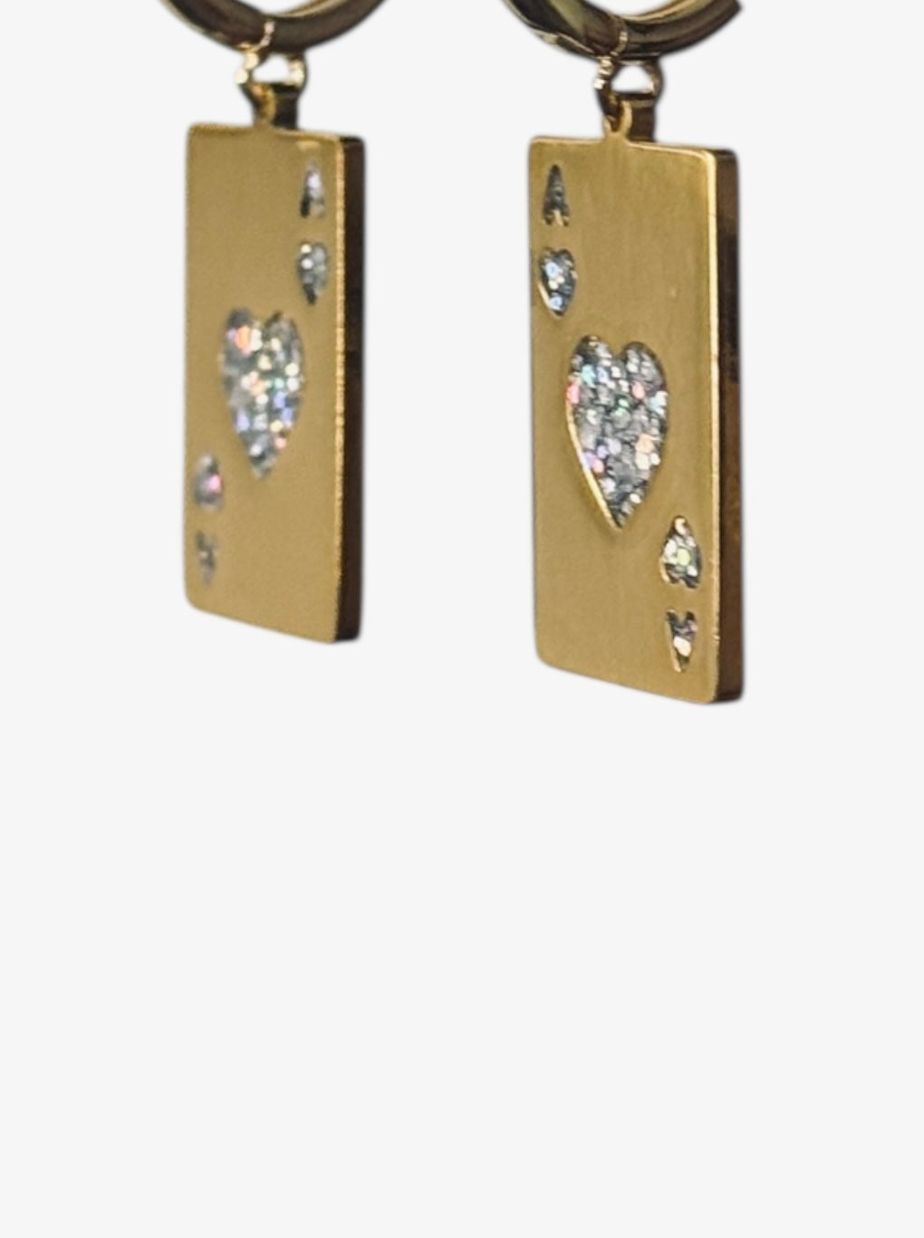 Mise en scène stylée des boucles face à face, comme un clin d’œil au jeu de cartes ou à un duel de style. Un petit côté storytelling visuel très vendeur.