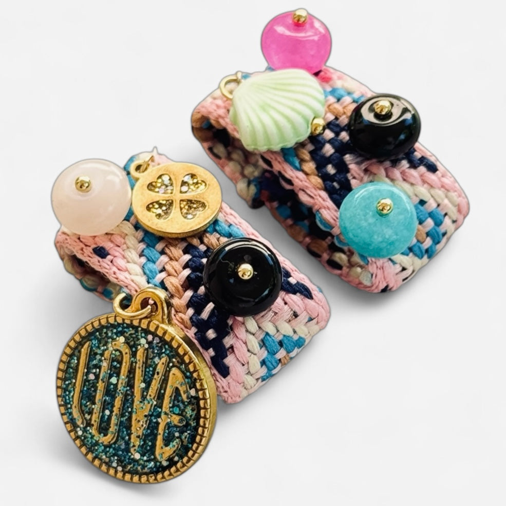 Bijoux pastel pour sandales avec perles noires et roses, LOVE doré et coquillage.