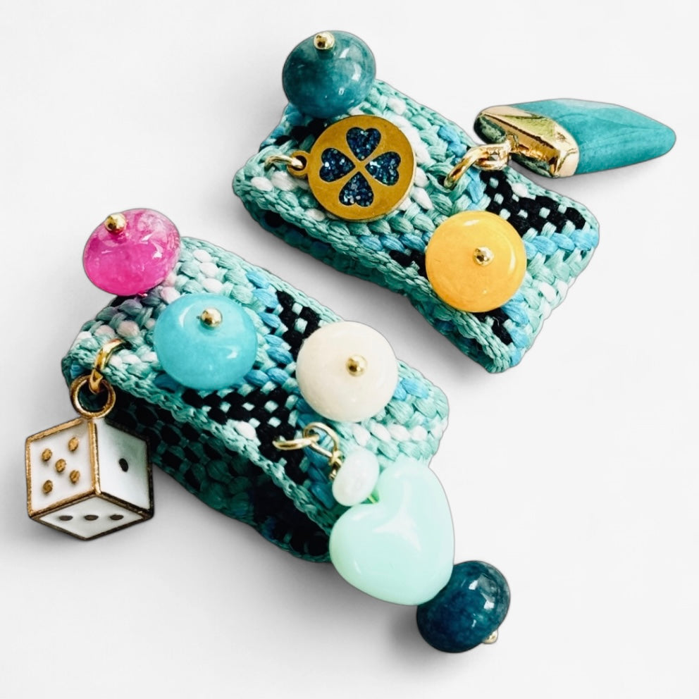 Sandalinettes tissées en tons bleus avec perles pastel et charms en forme de cœur menthe, trèfle bleu et dé blanc suspendu.