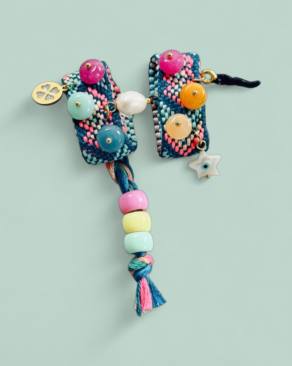  Explosion de bleu turquoise et orange pour cette sandalinette solaire et maritime. Un corail, un dé orange, et des pierres pastel en font l’accessoire parfait pour une sorcière d’été en quête de vibes océaniques.
