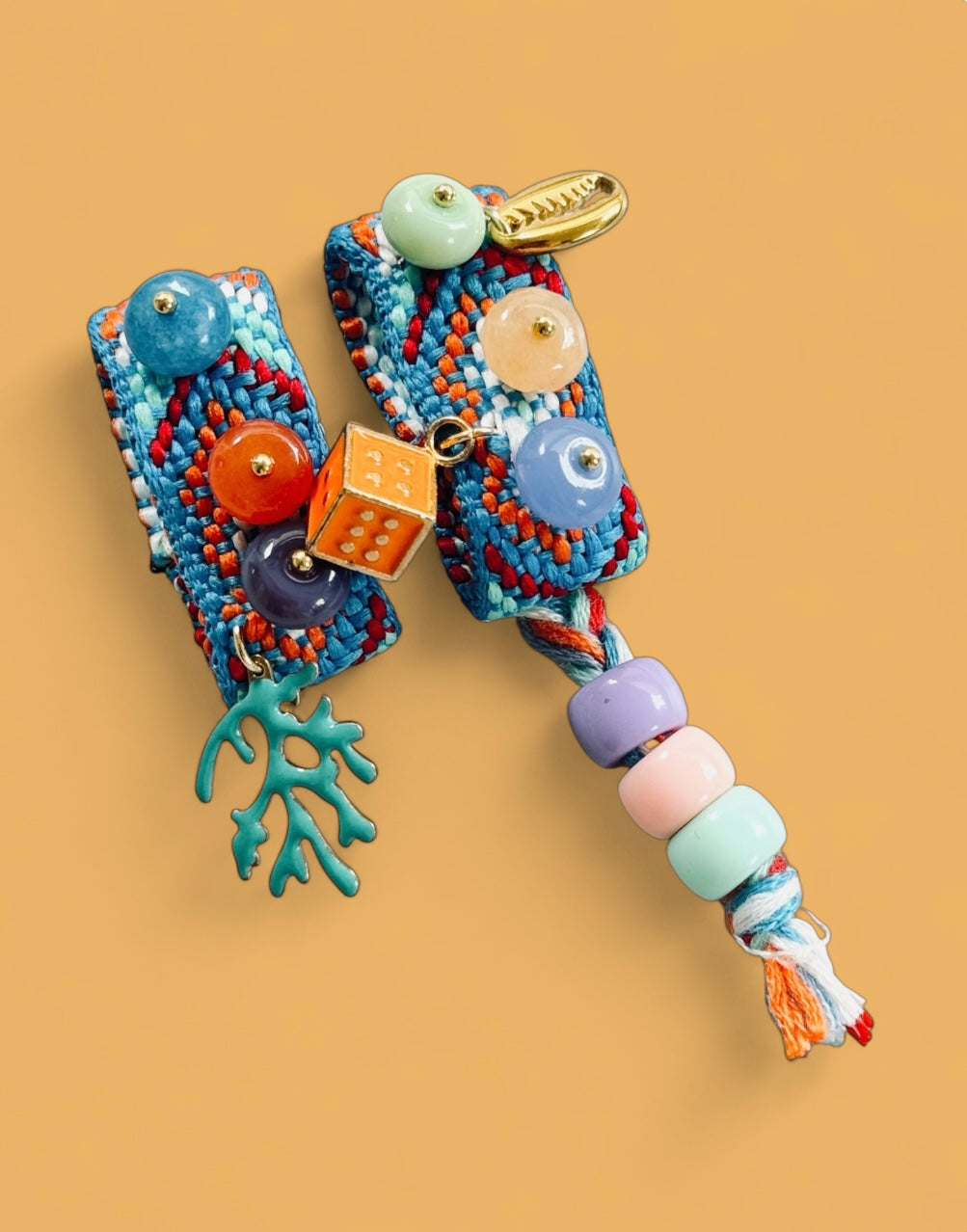 Teintes glacées et fraîches pour cette sandalinette inspirée par les profondeurs marines. Perles de jade, breloques dorées, quartz et symboles sacrés la transforment en totem spirituel des sirènes modernes.
